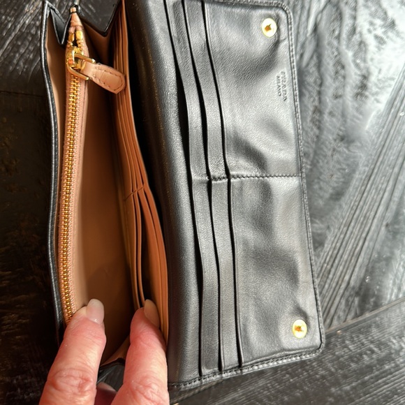 Elegant black Prada lamb skin leather wallet - Picture 6 of 11